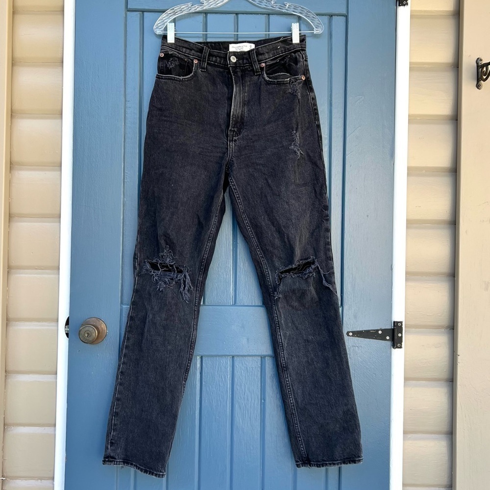 Abercrombie & Fitch
The '90s Straight Vora High Rise Distressed Jeans Size 26